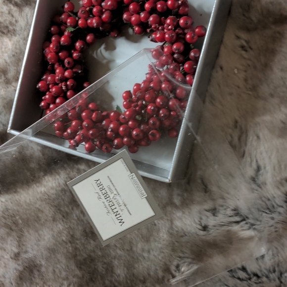 Restoration Hardware: Xmas Pillar-Ring of "Cranberries" - Picture 7 of 7